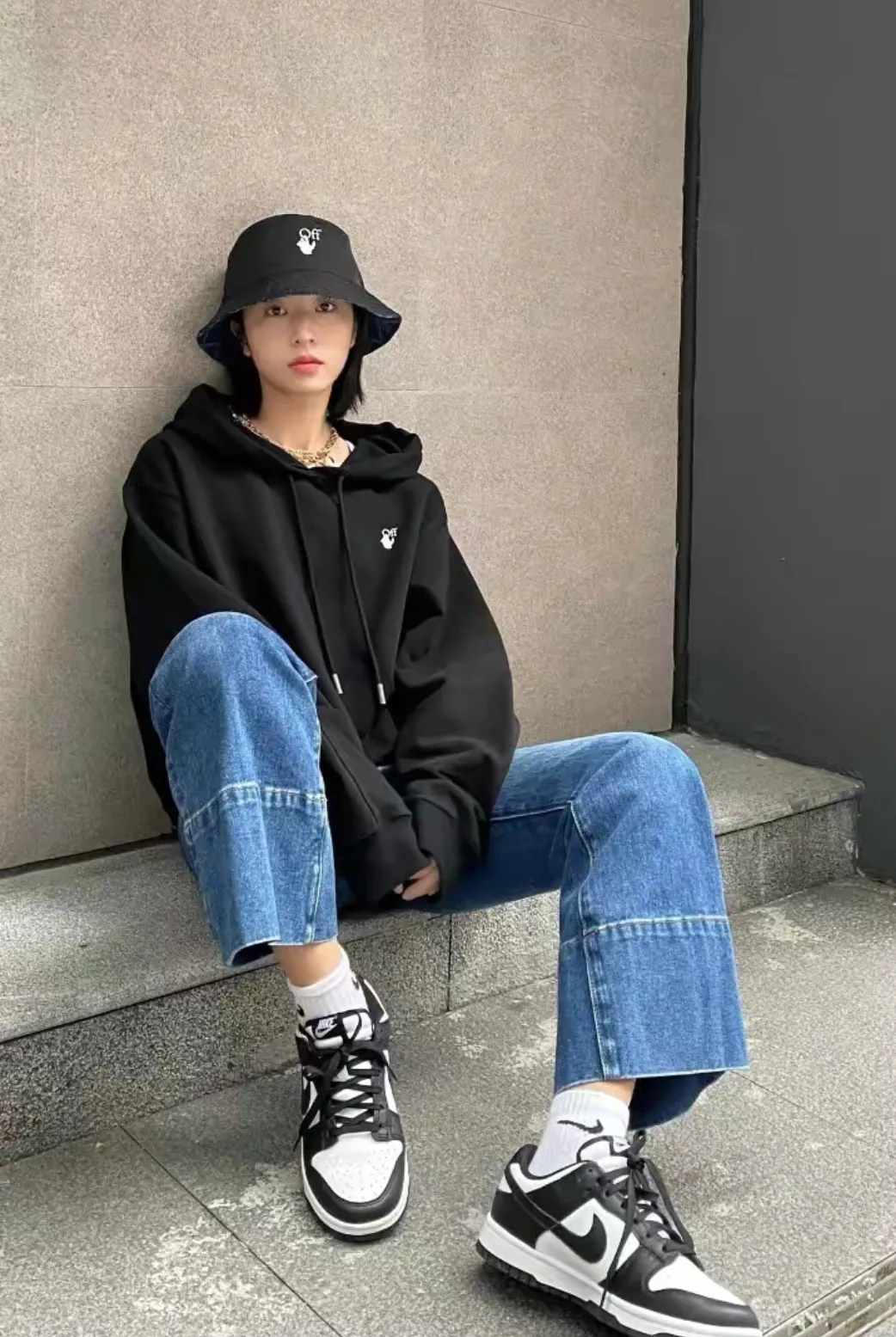 ♻️💯Upper body reference model picture❤️The top tested version OFFWHITE OW Pascal golden ratio skull dancing girl male and female couple pure cotton loose autumn and winter hoodie sweatshirt Johansson is the first to wear the same style, a must-have for autumn and winter. The entire garment uses Kornit Digital's 7-head color direct-injection process, and the blue-green fluorescent printing uses imported glue technology. The green printing is pressed on the large pattern on the back. The two are not formed in one piece, but are two printing processes with a tactile feel. The fabric is made of 480g fish scale pure cotton terry, which has a full drape and is highly recommended. Color: Black Size: XS-L P:390